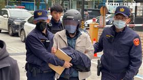 ▲雲云科技董事長曾志新出院後，隨即被帶回信義分局偵訊。（圖／記者楊忠翰攝影）