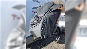 偷渡客當時所藏身的自行車罩。（圖／翻攝自FB）