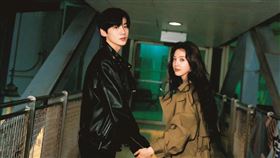 白敬亭、章若楠劇中在香港重逢。（圖／翻攝自微博）