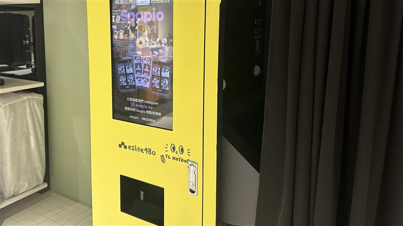 2台拍貼機的取物口都是索取拍貼照片處。（圖／記者林意筑攝）