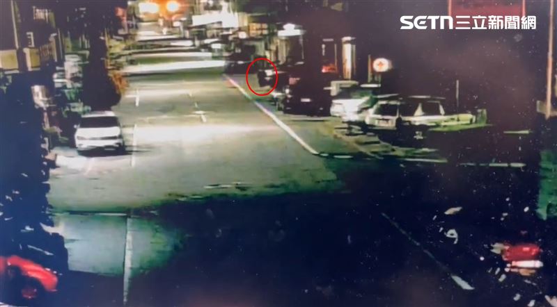 陳男偷窺後仍在現場徘徊逗留至少50分鐘，讓被害女子相當害怕。（圖／翻攝畫面）