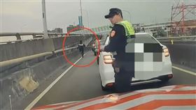 警匪追逐！男子棄車狂奔台74　驚險畫面曝