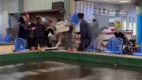 宜蘭五結鄉一家釣蝦場昨天（16日）晚間發生釣客鬥毆事件，一名釣客因酒醉與鄰近釣客發生口角、肢體衝突，雙方友人見狀引爆亂鬥，7男在釣蝦池旁互毆，由於事發當時正值假日人多，有民眾拍下大亂鬥畫面上傳網路社群，引起網友熱議。（圖／翻攝自黑色豪門企業）