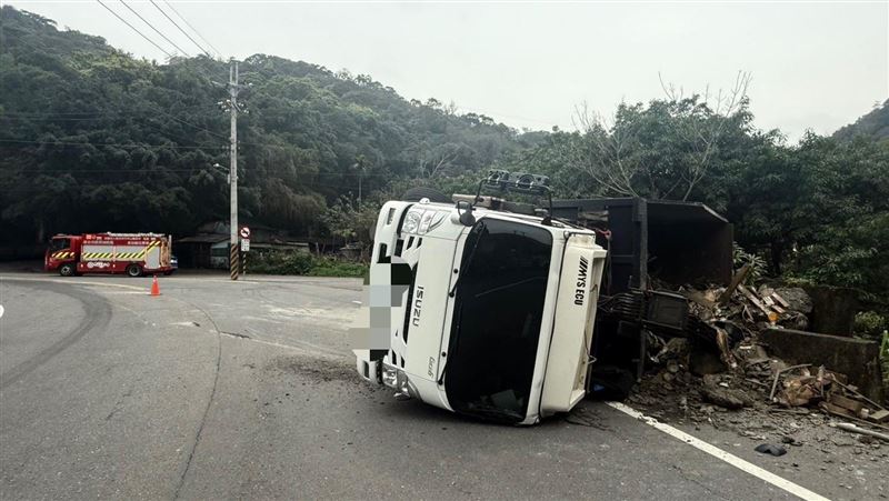 新北泰山車禍！大貨車過彎翻覆衝撞護欄