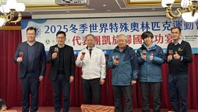 冬季特奧台灣代表團返國餐會2025年冬季世界特殊奧林匹克運動會代表團返國餐會17日在台北舉行，行政院祕書長龔明鑫（左3）、教育部政務次長張廖萬堅（左2）、體育署長鄭世忠（左）等人出席，一同舉杯感謝運動員替台灣爭光。中央社記者黎建忠攝  114年3月17日