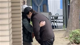 台中3歲男童泡澡溺斃！父依靠妻肩膀淚崩