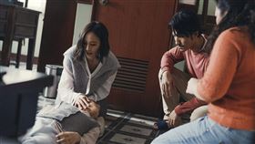 張鈞甯（左）面對孩子再度癲癇發作相當緊張，幸好有連炳發陪在身邊一起面臨危機。（圖／公視、中華電信、瀚草文創提供）