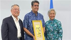 施振榮出任帛琉高級經濟顧問，夫人葉紫華挑選故宮黃金畫「王圖柄荷花」贈帛琉總統惠恕仁。（施振榮辦公室提供）