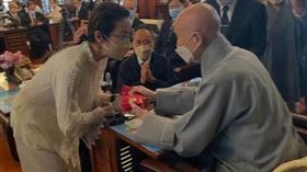 ▲楊紫瓊（左）▲圖片關鍵字, 圖片關鍵字, 圖片關鍵字。（示意圖／翻攝自XXX）一身白衣到花蓮拜會證嚴法師。（圖／翻攝自IG @楊紫瓊）