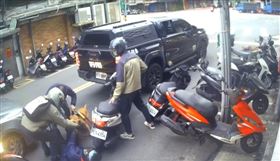 徐姓男子飼養的比特犬，已經不是第一次攻擊咬傷人，居住社區還發生過2次攻擊行為。（圖／翻攝畫面）