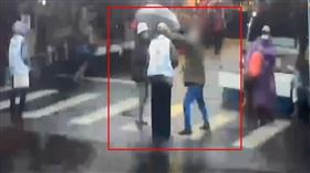 「拔羅波」志工被出拳攻擊，嫌犯逃離現場。（圖／翻攝畫面）