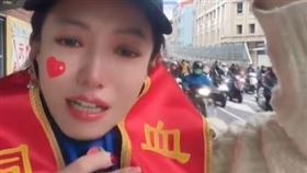 ▲中配恩绮遭移民署約談後哭了，在台北橋下哭訴遭抹黑。（圖／翻攝自抖音@恩绮在台湾)