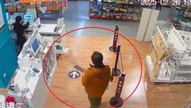 雲云科技董座曾志新，於今年2月間購買長刀，過程被監視器拍下。（圖／翻攝畫面）