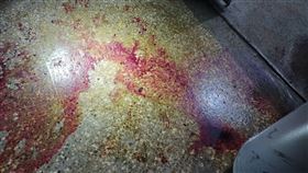 爆裂物引爆後留下大片紅色染料警方採證。（圖／翻攝畫面）