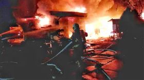 台北市士林區延平北路八段，一處鐵皮倉庫發生火警。（圖／翻攝畫面）