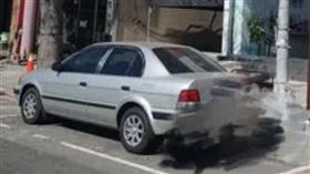 嫌老車礙眼？停特斯拉車廠前竟遭檢舉（圖／翻攝自爆料公社）