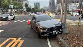 高雄男酒駕開賓士，載著6歲兒自撞分隔島。（圖／翻攝畫面）