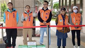 高雄雙罷劫團體赴中選會補件（2）罷免立委團體「高雄雙罷劫」17日前往中選會補件，負責人徐尚賢（左2）、總幹事朱磊（中）等帶著高於需要補件的連署書到中選會。中央社記者張皓安攝 114年3月17日