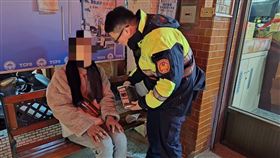 台中男流落街頭遇寒流　警衝超商買發熱衣