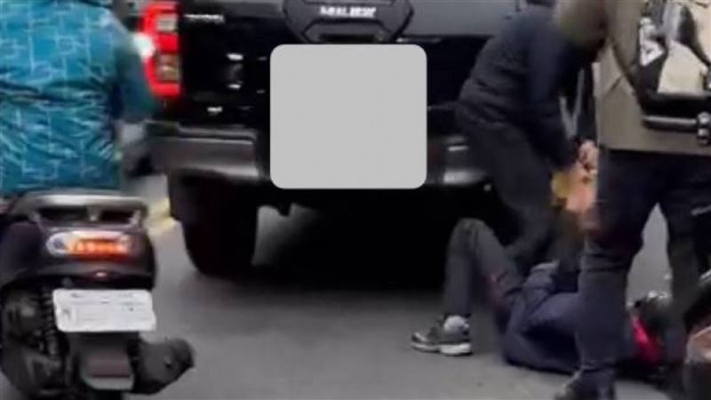 比特犬咬2騎士！網揭監視器：像人開車窗