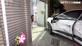 高雄市今（18）日凌晨發生一起2車相撞車禍事故。（圖／翻攝畫面）