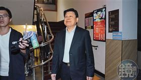 傅崐萁批評檢調搜索是政治追殺，但對競選小物案情卻未仔細說明。