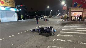 高雄市萬丹路17日傍晚發生一起車禍事故。（圖／翻攝畫面）