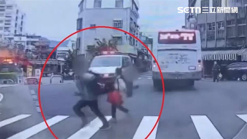 死角！禮讓斑馬線學童　下秒險被救護車撞