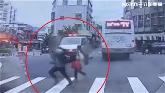 死角！禮讓斑馬線學童　下秒險被救護車撞