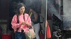 本月9日下午本刊直擊楊晨熙現身香火鼎盛的台北市迪化街霞海城隍，手上拿著香正在虔誠地拜月老。（圖／讀者提供）