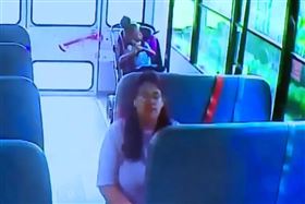 校車安全帶卡死女童30分　師玩手機沒發現(圖/翻攝FB)
