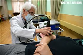 殺球釀傷不理　肌腱炎發作他連倒茶手都痛（圖／翻攝畫面）