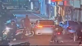 保時捷與youbike騎士當街全武行。（圖／翻攝畫面）