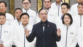 國民黨宣示推動反戒嚴、反廢死公投（2）國民黨主席朱立倫（前中）17日上午與黨籍立委在立法院議場前舉行記者會，宣示推動「反戒嚴」、「反廢死」公投，盼守護台灣、守護民主。中央社記者鄭清元攝  114年3月17日