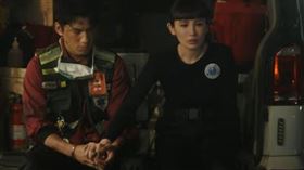 魏如萱（右）新歌MV找來朱軒洋擔任男主角，兩人飾演緊急救護技術員（圖／翻攝forgoodmusic的YT）