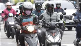 強烈冷氣團影響  天氣寒冷（3）強烈冷氣團影響18日各地天氣寒冷，晚起另一波強烈大陸冷氣團或寒流南下，各地溫度將進一步下降。圖為台北市中正區機車騎士戴手套、穿厚外套保暖。中央社記者張皓安攝  114年3月18日