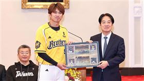 ▲中信兄弟隊長王威晨與總統賴清德交換紀念品。（圖／中華職棒提供）