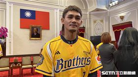 ▲中信兄弟37歲老將張志豪，首次踏進總統府。（圖／記者張沛嘉攝影）