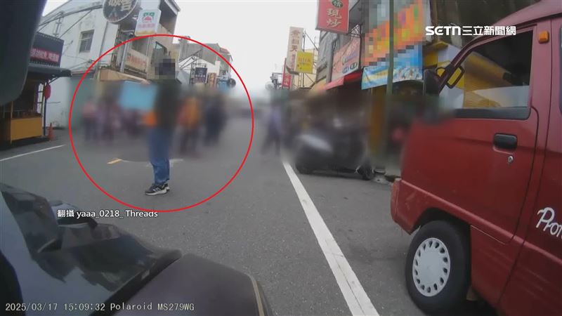 帶頭違規？安親班師肉身擋車護生橫越馬路