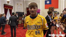 ▲中信兄弟吳俊偉進到總統府獲得接見。（圖／記者張沛嘉攝影）