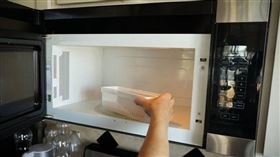 美國一名7歲女童將矽膠解壓玩具放進微波爐加熱，卻因此被炸傷。（示意圖／翻攝自photoAC）