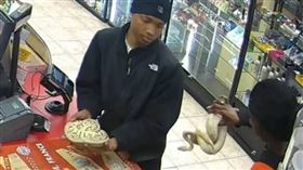 ▲美國田納西州幾名男子帶著2條大蟒蛇去加油站的商店搶劫，帶走價值400美元（約新台幣13000元）含大麻二酚成分的CBD油。（圖／翻攝自X／SULLY10X）