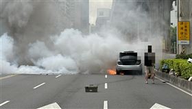 新莊思源路賓士火燒車。（圖／翻攝畫面）