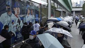 ▲大聯盟在東京舉行海外開幕戰，球迷冒雨搶購大谷翔平周邊商品。（圖／美聯社／達志影像）