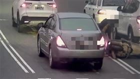 高雄女駕車遭機車追撞，肇事騎士丟2000元就落跑。（圖／翻攝畫面）　
