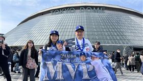 MLB東京開幕戰  台灣球迷夫婦花20萬元稱值得美國職棒大聯盟（MLB）東京開幕戰18日晚上在東京巨蛋舉行，洛杉磯道奇將對上芝加哥小熊，有日本學者估道奇這次帶來約新台幣9億元經濟效益。圖為18日東京巨蛋廣場有一對來自台灣台中的陳姓夫妻表示，買了機票、開幕戰門票等花了新台幣20萬元，覺得很幸運也很值得。中央社記者楊明珠東京攝  114年3月18日
