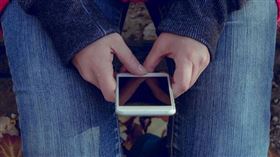 長期過度使用3C產品，恐怕導致眼睛疲勞後近視加深。（示意圖／翻攝自Pixabay）