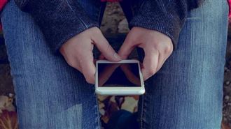 19歲少女沉迷玩手機　6個月近視1700度