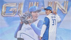 古林睿煬加盟日職火腿  背號37中華職棒統一獅投手古林睿煬（圖）加盟日職北海道日本火腿鬥士隊，26日在台北舉行加盟記者會，他的背號選定37號，未來在火腿隊使用的名字將是GU LIN。中央社記者鄭傑文攝  113年11月26日