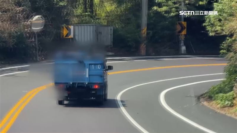 139縣道驚險大超載　貨車車斗「塞10人」